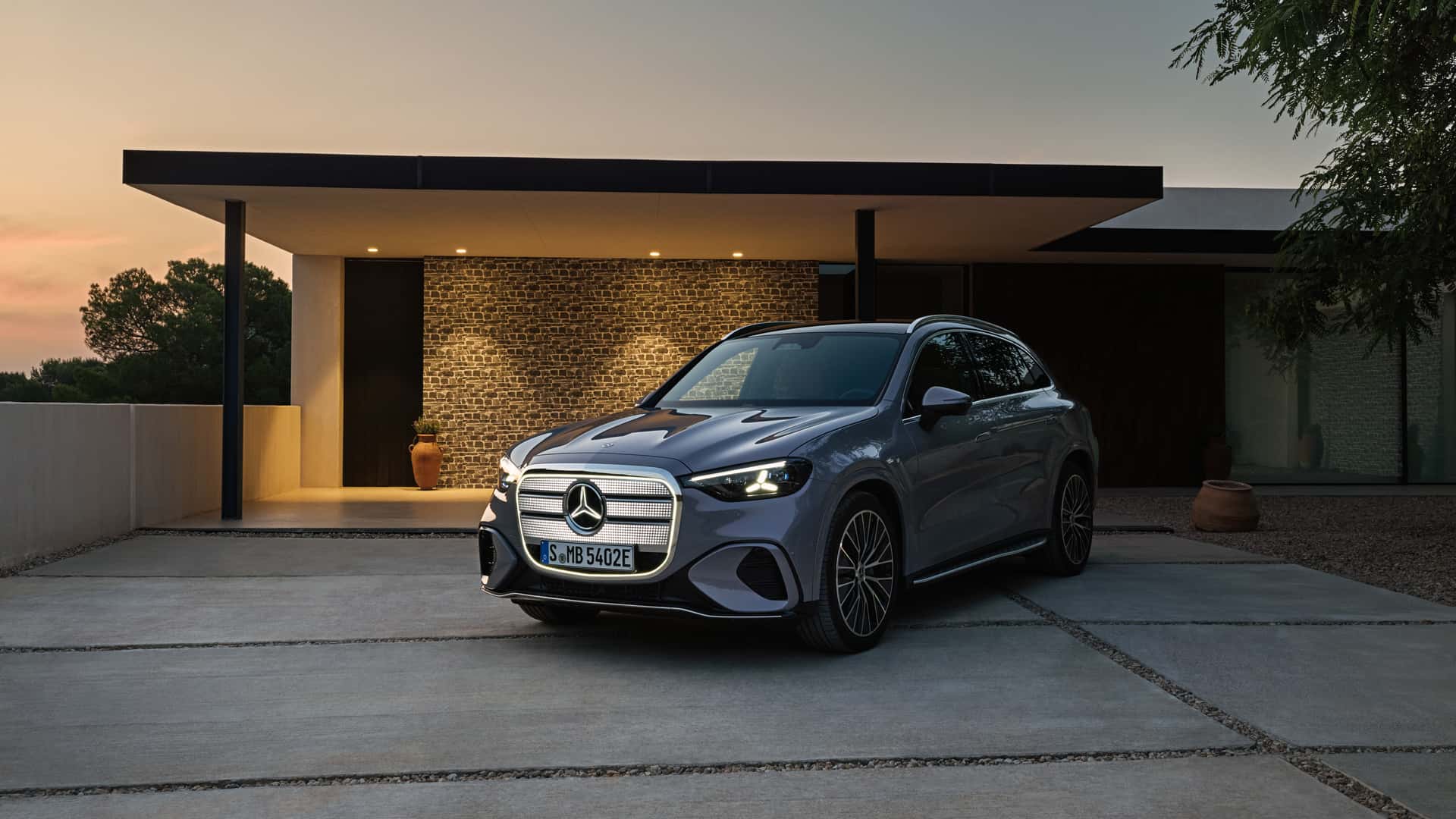 Mercedes SUV devant une maison moderne
